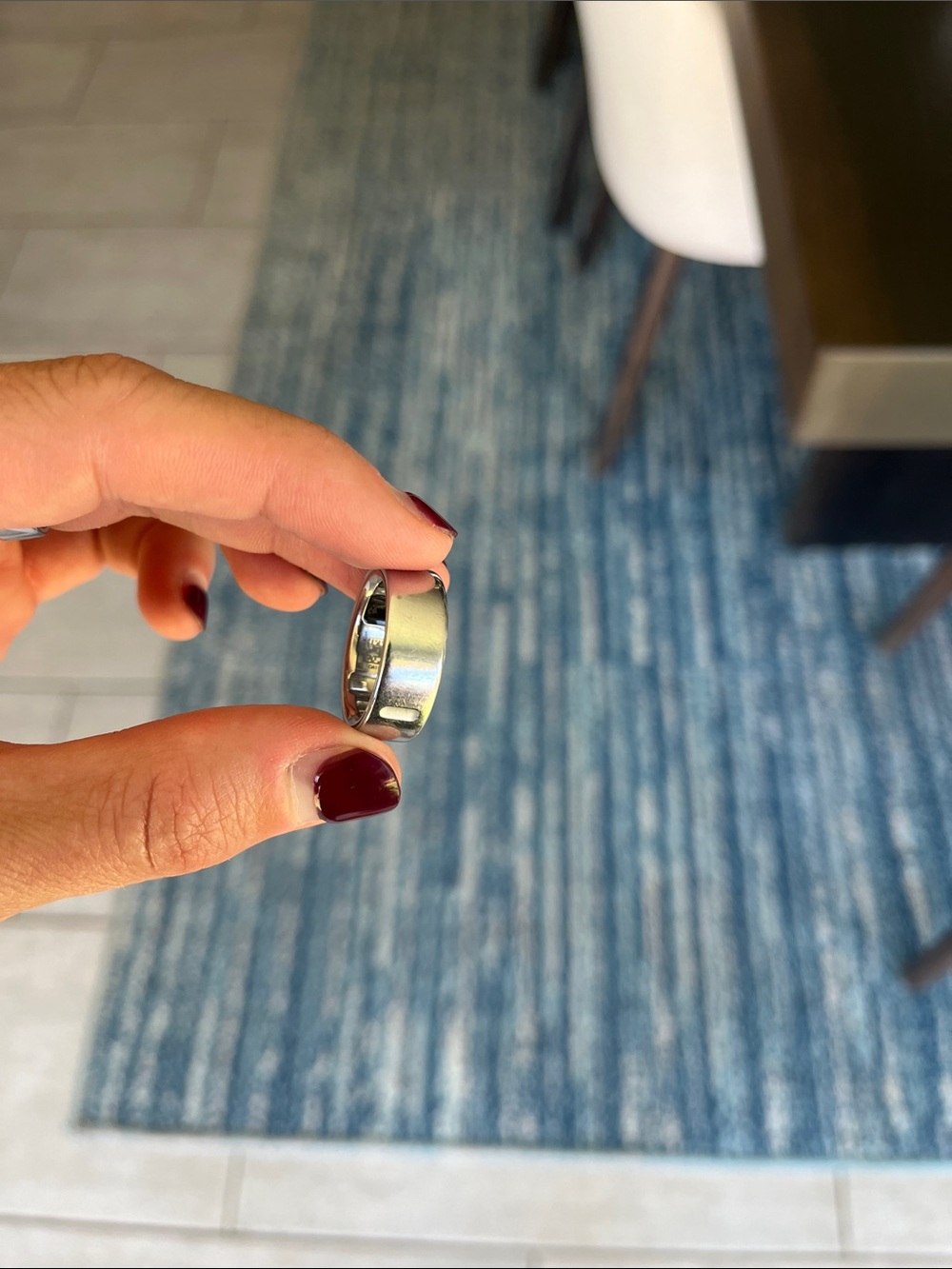 Oura Ring 4 with charger and box - Picture 6 of 7